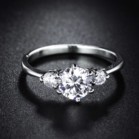 ✴️Last 1!✴️18K White Gold Swarovski Crystal Ring! - Picture 2 of 8